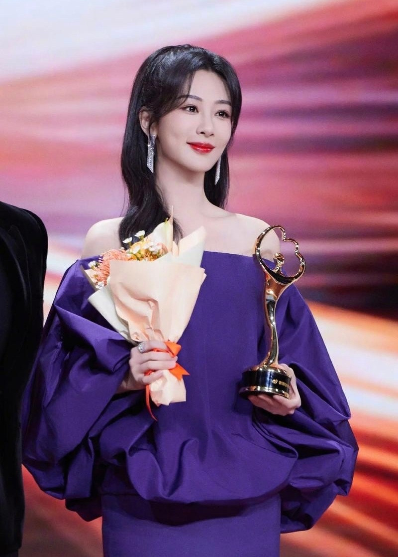 微博之夜杨紫凭啥稳居第八？五百万人用手指为她投票，这哪是刷榜，分明是民心所向！从