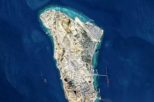 最狠的，从来不是占了你家不走。而是派一帮人，坐着船，冲上你的岛，二话不说，把你