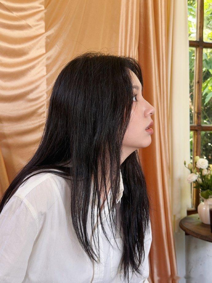 周也发光野玫瑰粉系造型勾勒柔和轮廓，柔顺卷发自然垂落，光影赋予发丝通透高光。浪漫