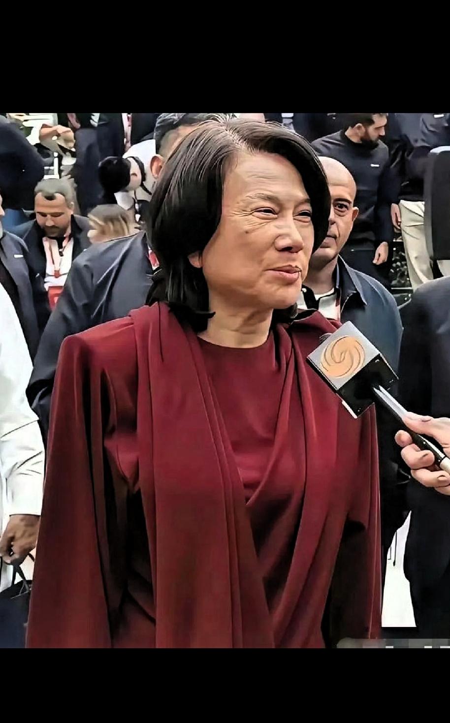 这是70多岁董明珠大姐卸了妆的真实面容！人人都会老，这是自然规律，卸了妆的董大