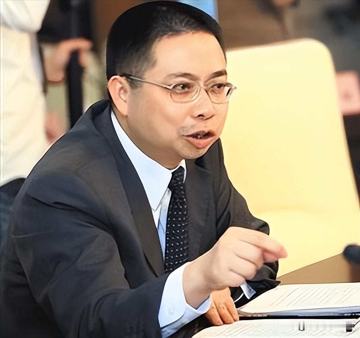 国企里面亦是藏龙卧虎，宝能与万科斗得不可开交时，与姚振华势在必得的高歌猛进不同，