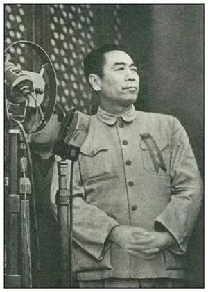 在建国之后的第一次人大会议上，周总理的职位也发生了变化。此时的他不再担任任何的军