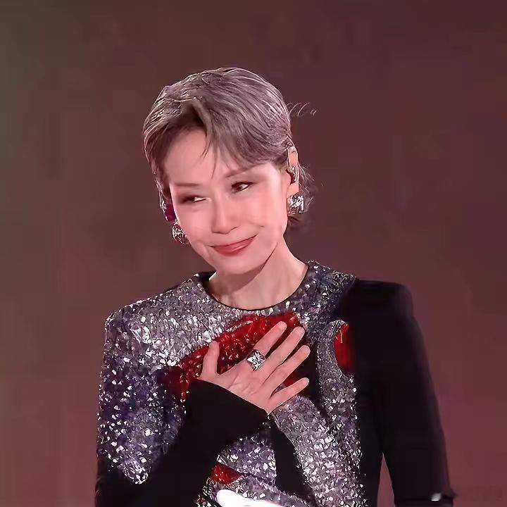 叶童拿下浪姐年度总冠军，我怀疑过是因为她咖位最高，也怀疑过是她62岁了年纪最大。