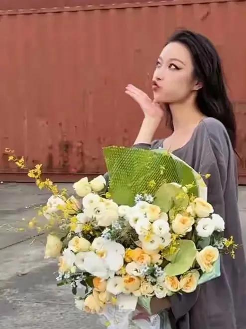 有人说她“恋爱脑”一手好牌打得稀烂？倪妮37岁生日视频一出，全网都闭嘴！她灰衣