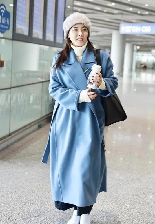 曾黎的冬日穿搭太有气质了！曾黎最新机场造型美到失语～一袭雾霾蓝长款大衣温柔