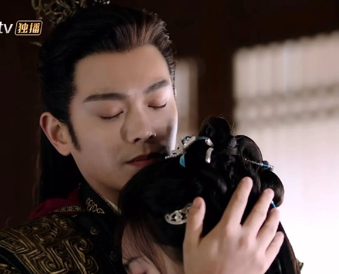 丁禹兮和王星越的手确实是吃藕的让人出戏的那一挂的