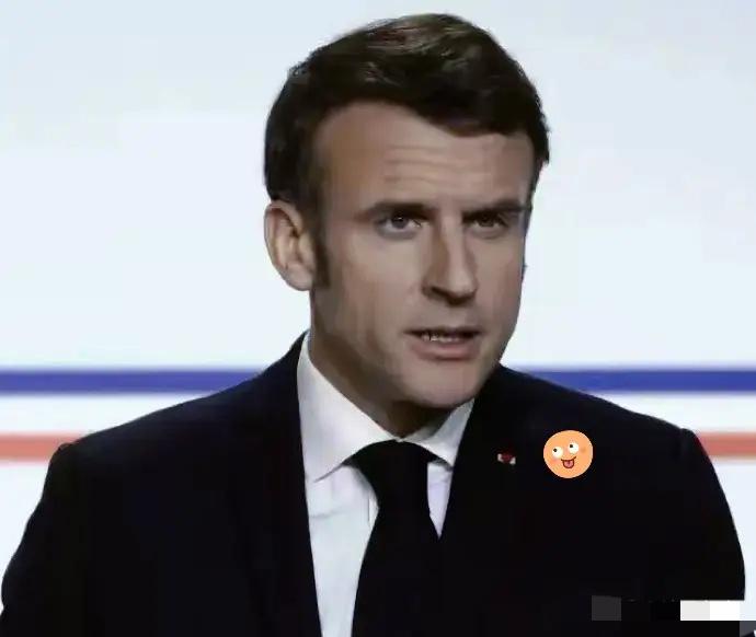 法国总统马克龙的公开记者会上，突然有个记者站起来，问题又快又狠：“特朗普在网上公