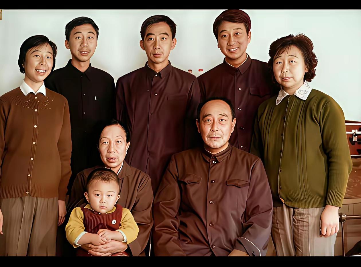 家族基因强，脸型都一样。代代传不止，辈辈都辉煌。