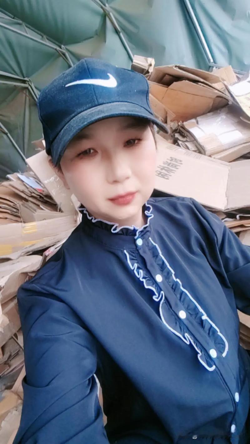 你敢信？一个管仓库的大姐，靠卖公司的废纸皮，八年，不多不少，挣了90万。​​这