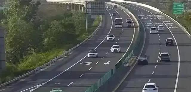 高速上跑100和120到底差在哪？你以为就是快个20码的事？真不