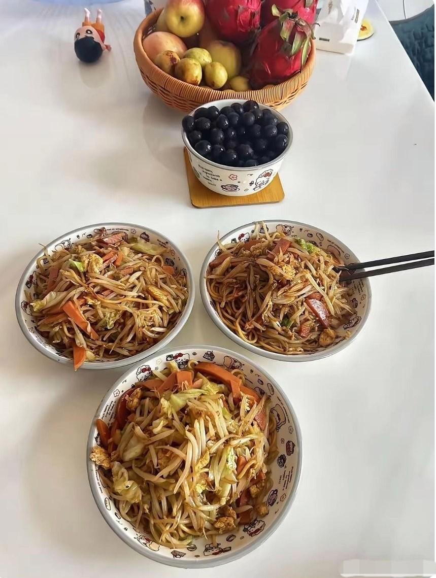 同事表示，这顿晚餐是婆婆做的，自己完全没了食欲。她还称，每月给婆婆3000元生