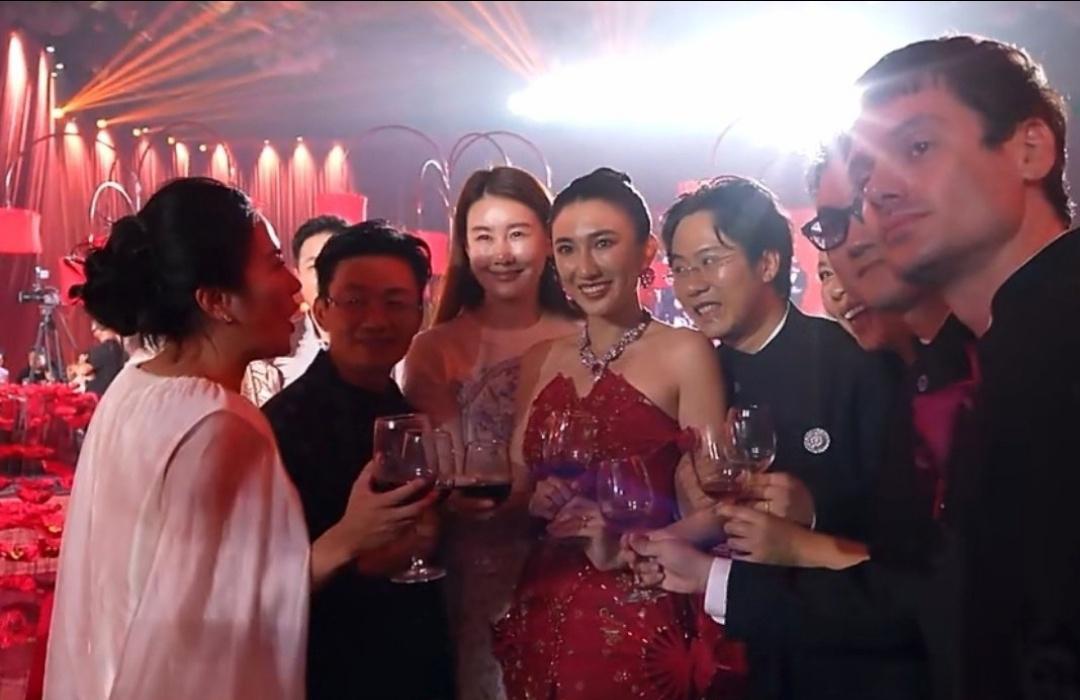 王宝强×冯清对话（婚礼停车场，她刚帮他整了下领带）冯清：待会儿敬酒别