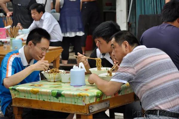 不吃就滚三个伙计去市郊区一家小饭店吃饭，没点菜只要了三碗羊肉汤面条，每碗十元，