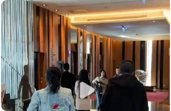 张兰瘦了显老，赵行长气质不错，她与汪大爷去兰家做客，闺蜜情深​​​