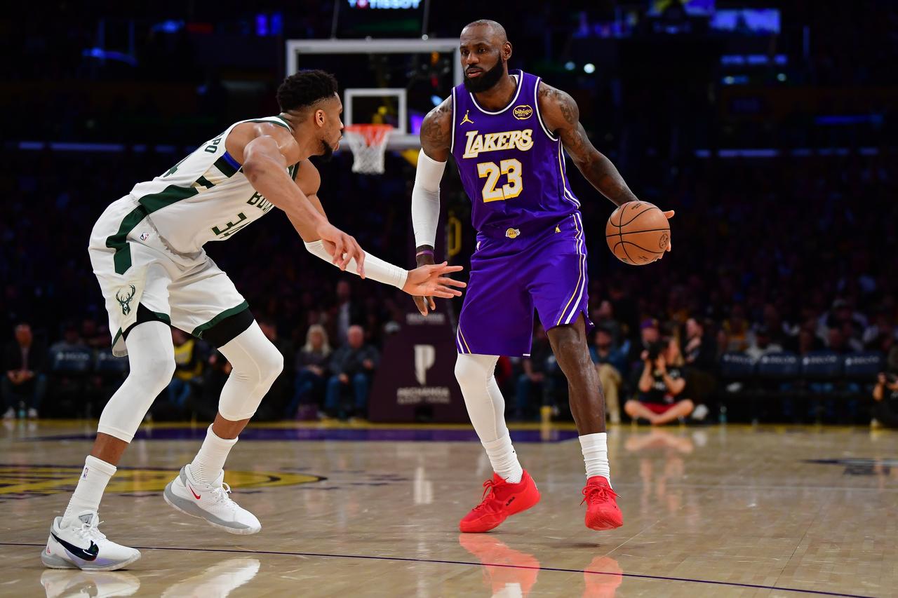 谈到招募詹姆斯，骑士和热火的区别，前NBA球星乔·约翰逊说了4句话：1、“骑士