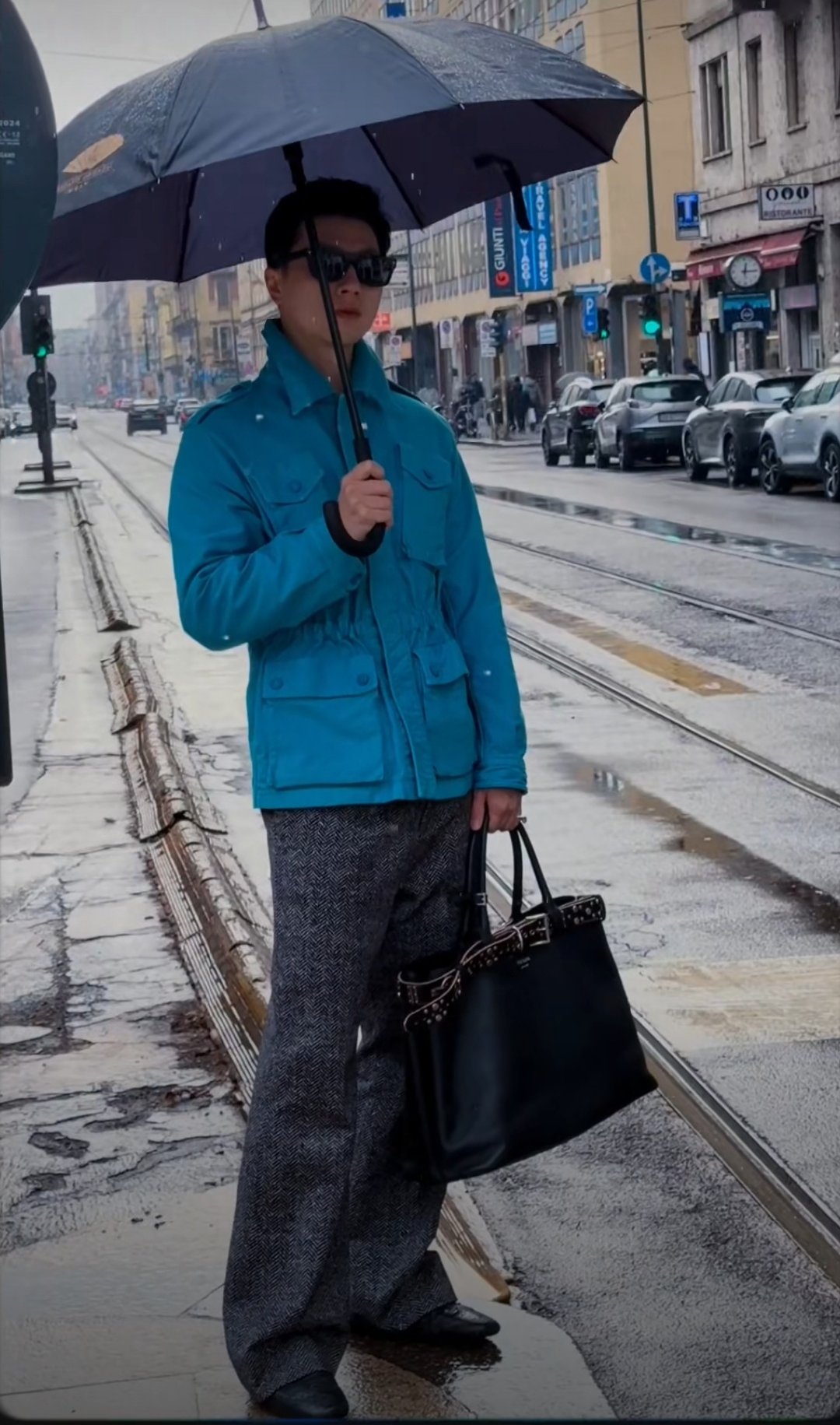 一直觉得这个撑伞很烧很贵妇可惜美女不爱用遮阳伞右图为无端联想​