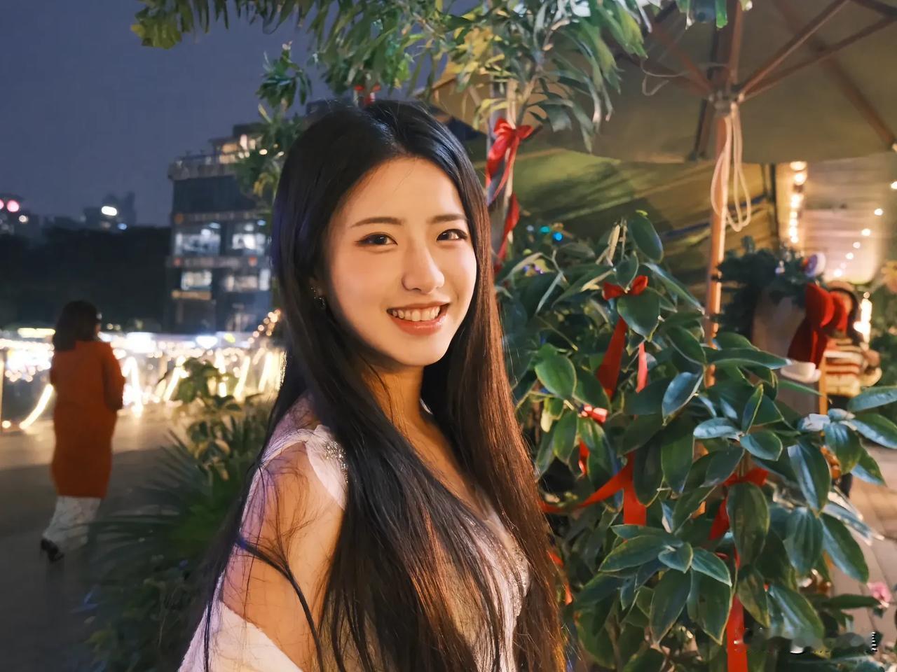 夜晚的浪漫时光，微笑中的美好瞬间