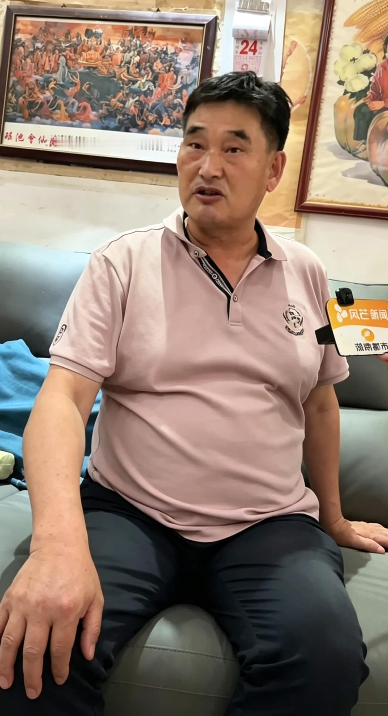 不差钱的大衣哥，百元老手机一用十几年，普通人能做到吗？大衣哥朱之文走红多年