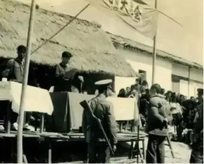 “我是冤枉的，这饭我不吃！”1955年，山东一死刑犯在执行枪决前，一直大喊自己冤枉，就连“杀头饭”都