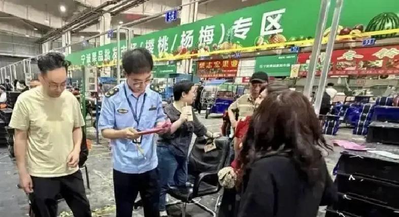 最近福建漳州龙海那边，十几个杨梅收购点被暗访拍到：工人往果子里泡脱氢乙酸钠——这