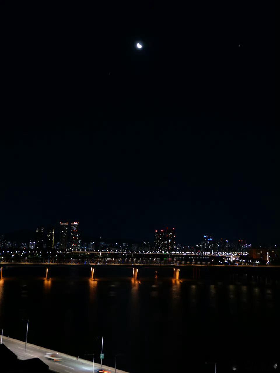 我今晚都没看见月亮。​​​