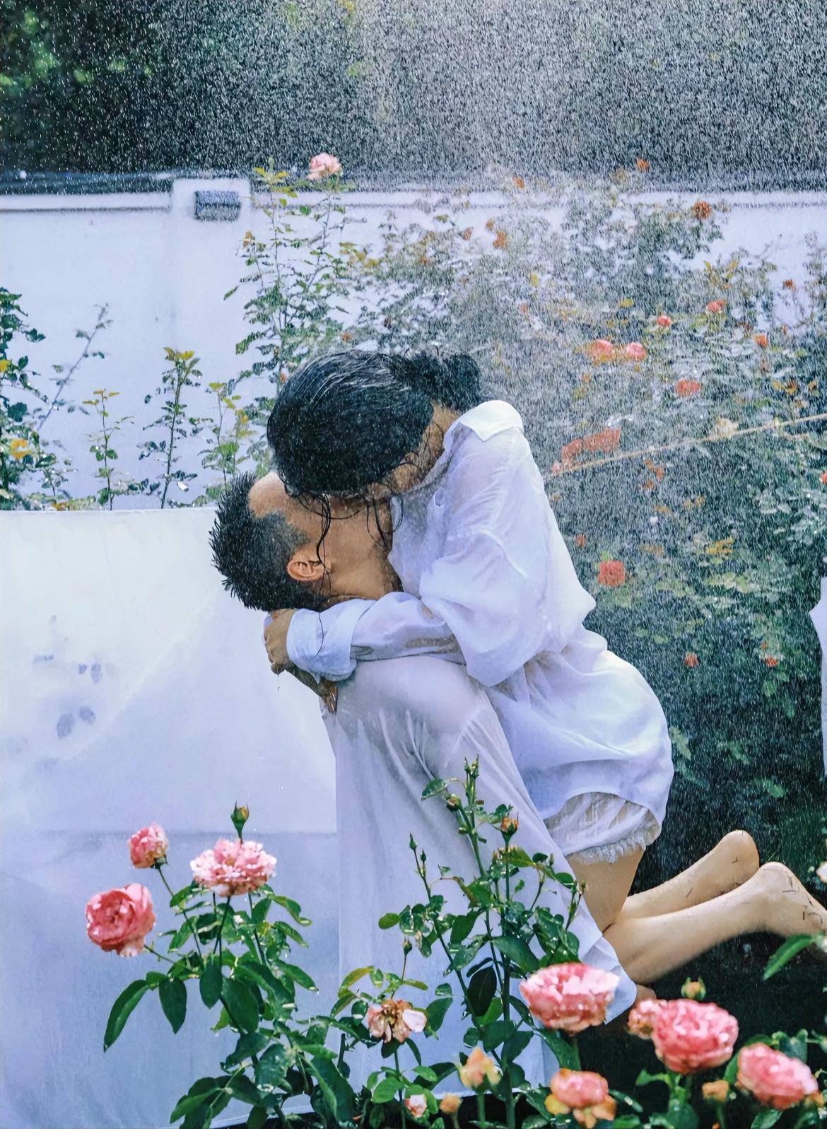 结婚三年以上，还亲亲抱抱的夫妻，真的很了不起的检验夫妻之间感情的黄金标准就是亲
