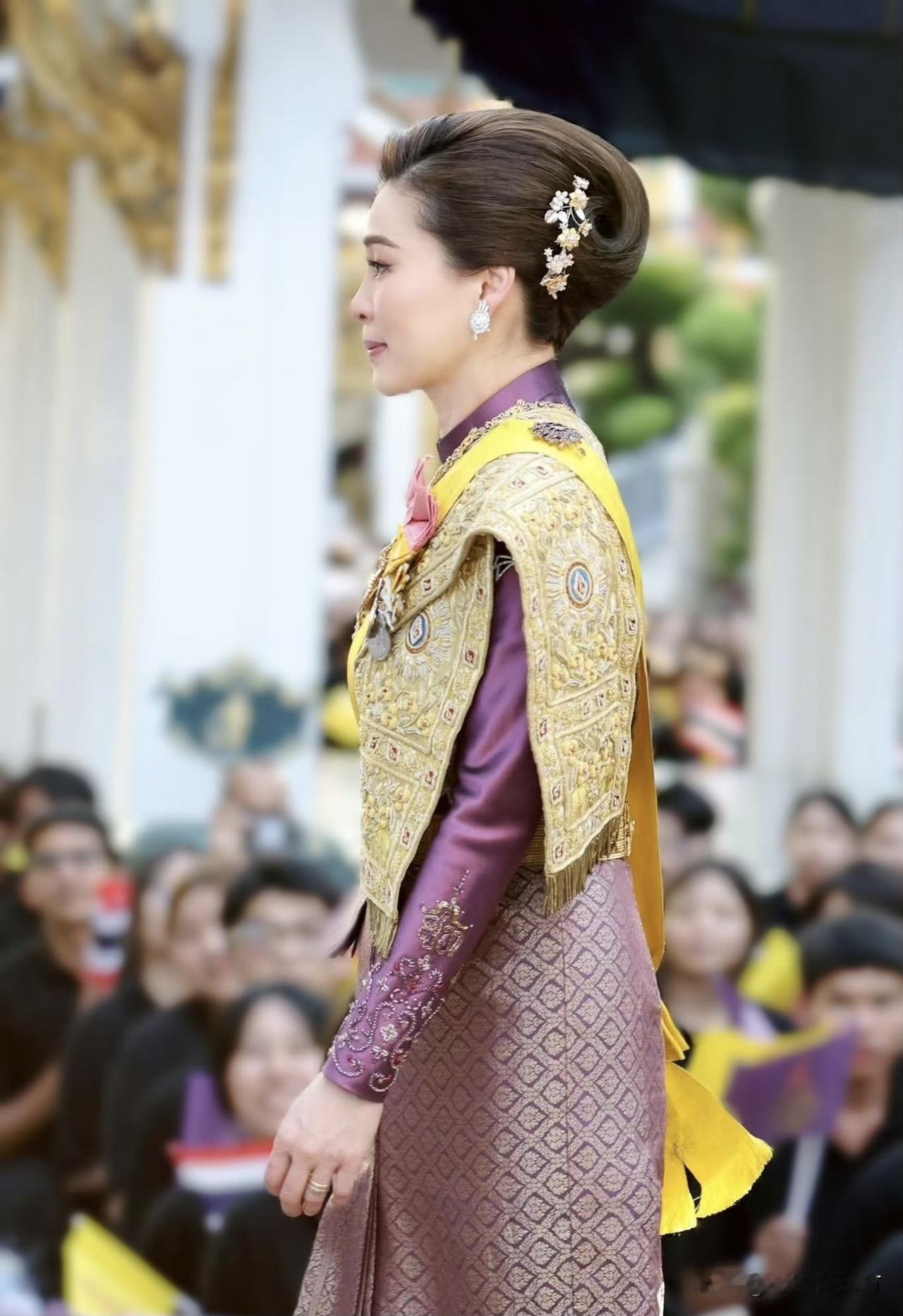 6月3日，泰国迎来苏提达王后48岁生辰。当日，王后身着端庄传统服饰，现身王室宗教