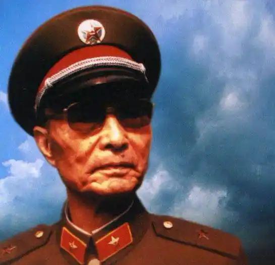 ☁1964年，张将军到酒泉某基地视察。突然，他注意到十几个挎着包的战士在