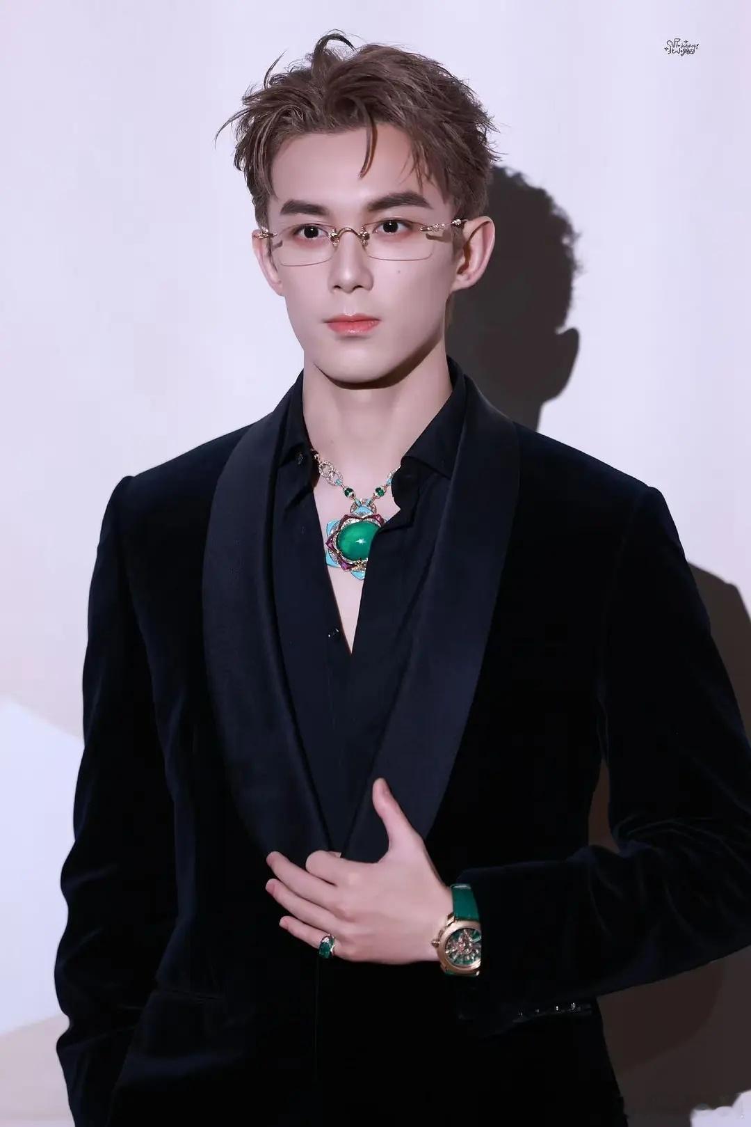 今晚吴磊宝格丽活动佩戴的珠宝钻石有170克拉，就单项链就5000万，全身上下估