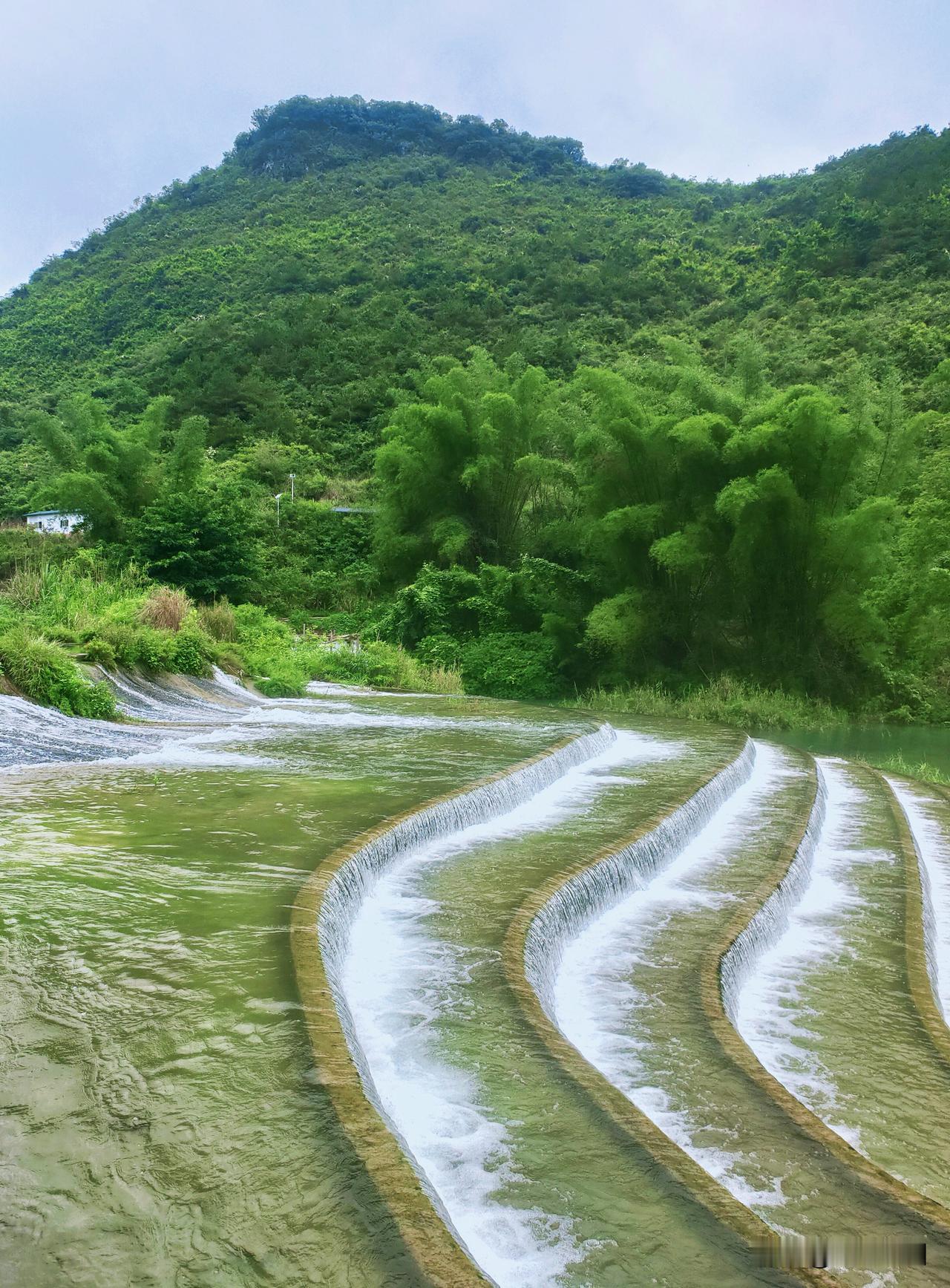 喜欢到骨子里网红水，广西河池宜州三岔镇合林村九浪花瀑布，太人性化了这是我见过的