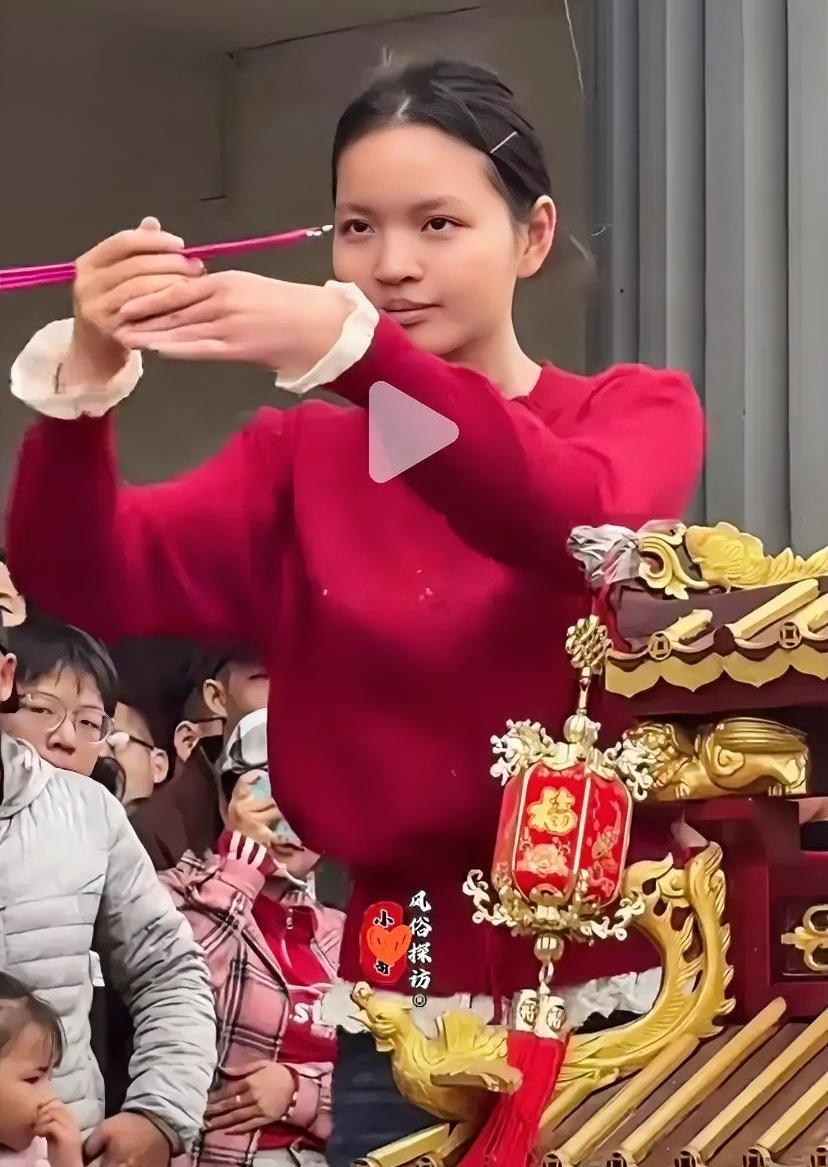 隔壁村这桩荒唐事，看得人直接冷笑。50万。一个所谓的大老板，硬要砸这笔钱给1