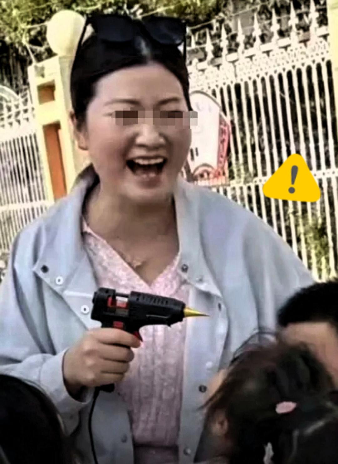看完丰县幼儿园那段监控，我整个人都麻了根本不是那个拿着热熔枪的狠毒女老师，而