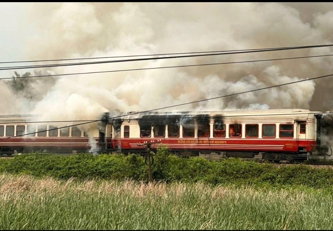 越南客运列车突发大火，多节车厢烧成废墟，4月17日越南海防开往河内的LP6次列车