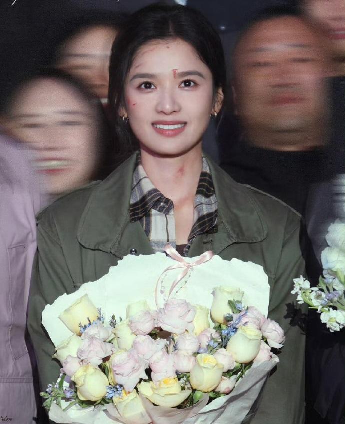 今天张婧仪去参加新剧杀青仪式，她搭配的很漂亮，看上去气质超好，真的是太美了。