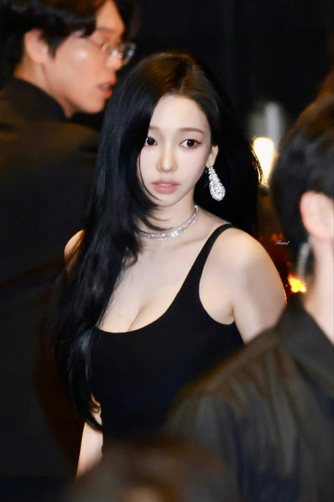 柳智敏米兰男装周g社生图【柳智敏】怎么会有把肉欲和清纯结合得这么完美的身材……