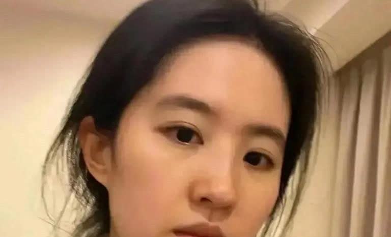 刘亦菲今早发了张自拍，她都没开美颜，就来个素颜，额发有些凌乱，刚睡醒的样