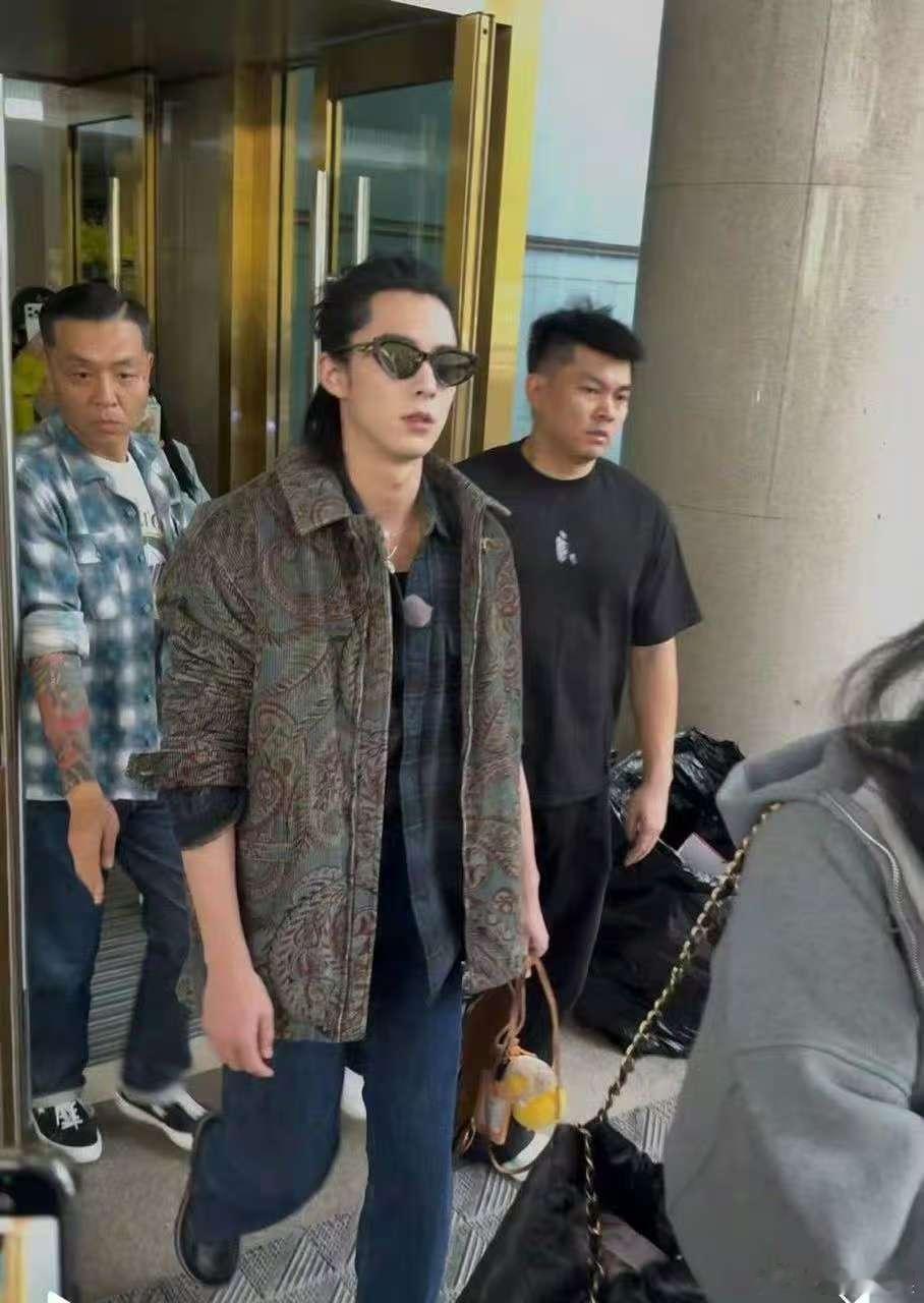 王鹤棣半扎发王鹤棣扎小辫子王鹤棣扎小辫子，好酷，[红脸笑][红脸笑][红脸笑]