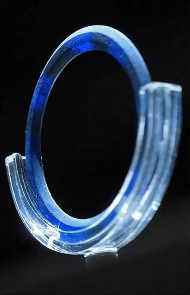 四十余年前，湖南一男子于岳麓山探险之际，不慎误入一座古墓。幽暗的洞穴内散发着幽幽