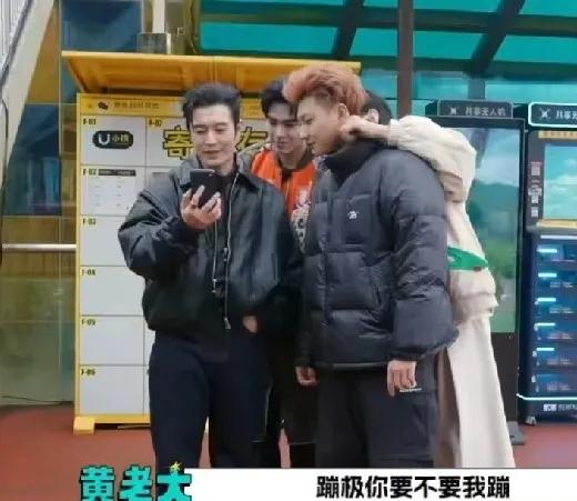 离婚一定会对孩子造成影响吗？看黄晓明和baby就能找到答案。小海绵虽然跟着妈