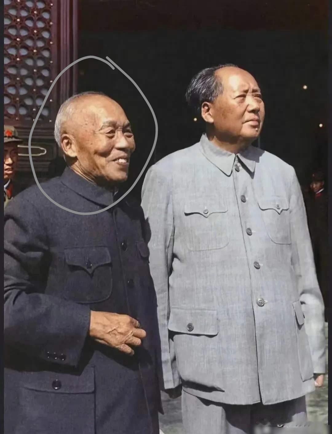 这是一张珍贵的老照片，拍摄于1966年的北京天安门城楼。大家看看站在伟人身旁的这