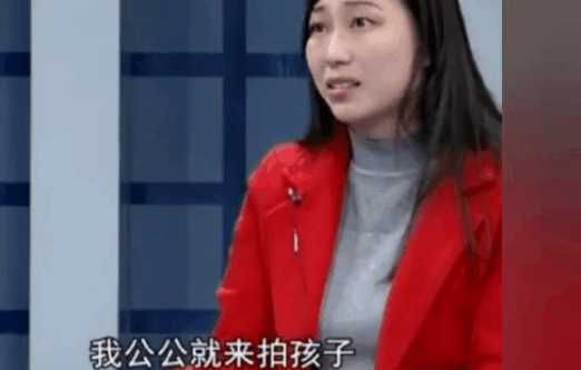 实拍: 儿媳给孩子喂母乳, 公公总是找理由“看孩子”