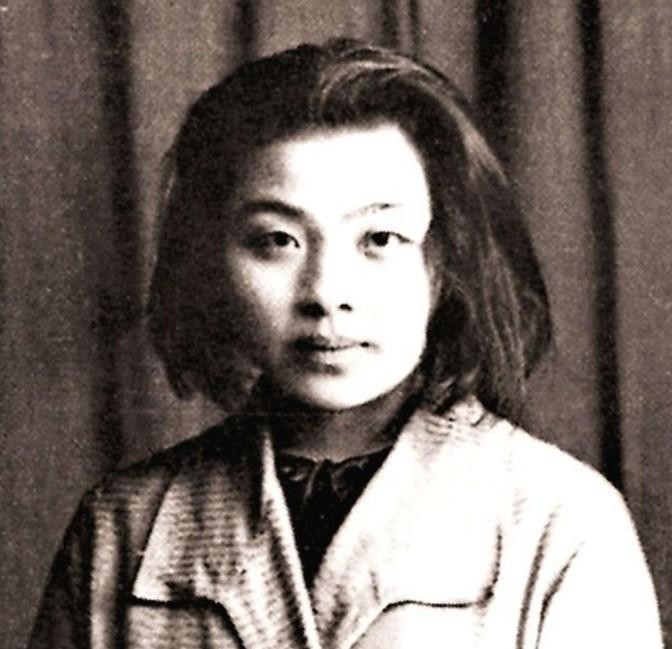 1986年，丁玲在家中去世，三年后，她的丈夫迎娶小12岁张钰，成婚前他提出了两个