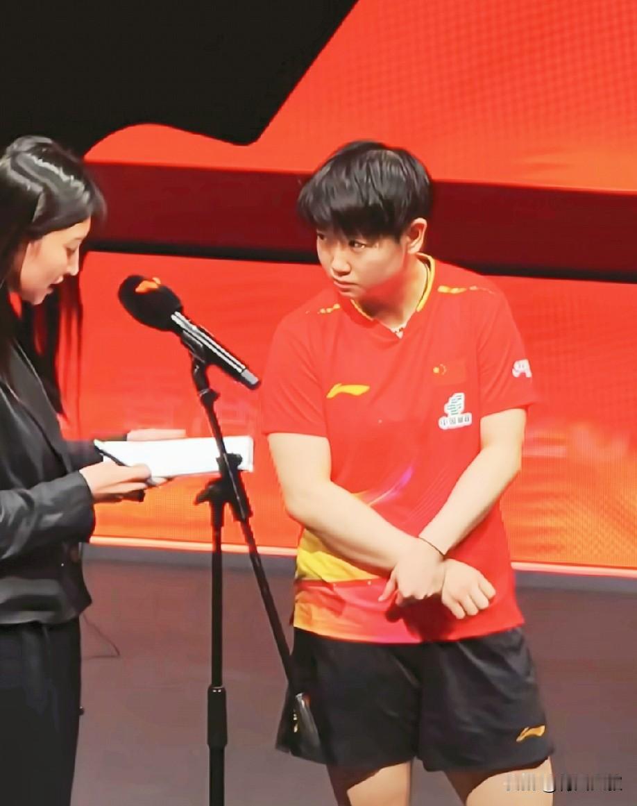 采访孙颖莎的这一幕，笑死我了！莎莎直勾勾的盯着翻译看！有个女粉丝喊，快看快