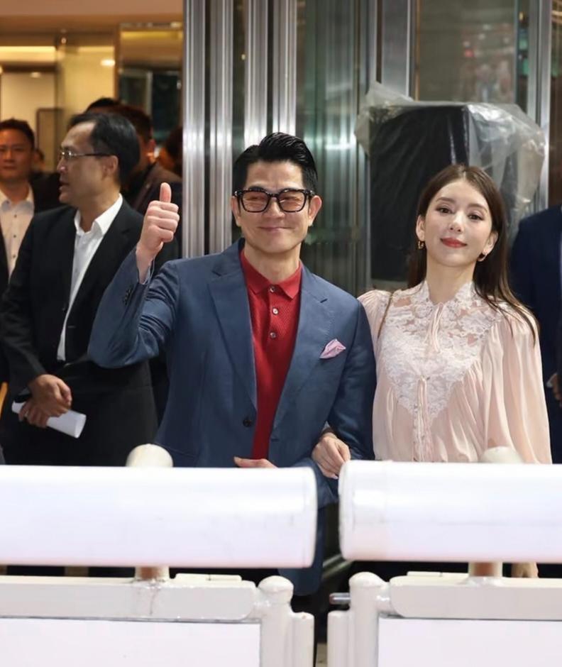 近日，郭富城携老婆方媛看马赛，方媛的气质越来越和老公郭富城有CP感了。当天，