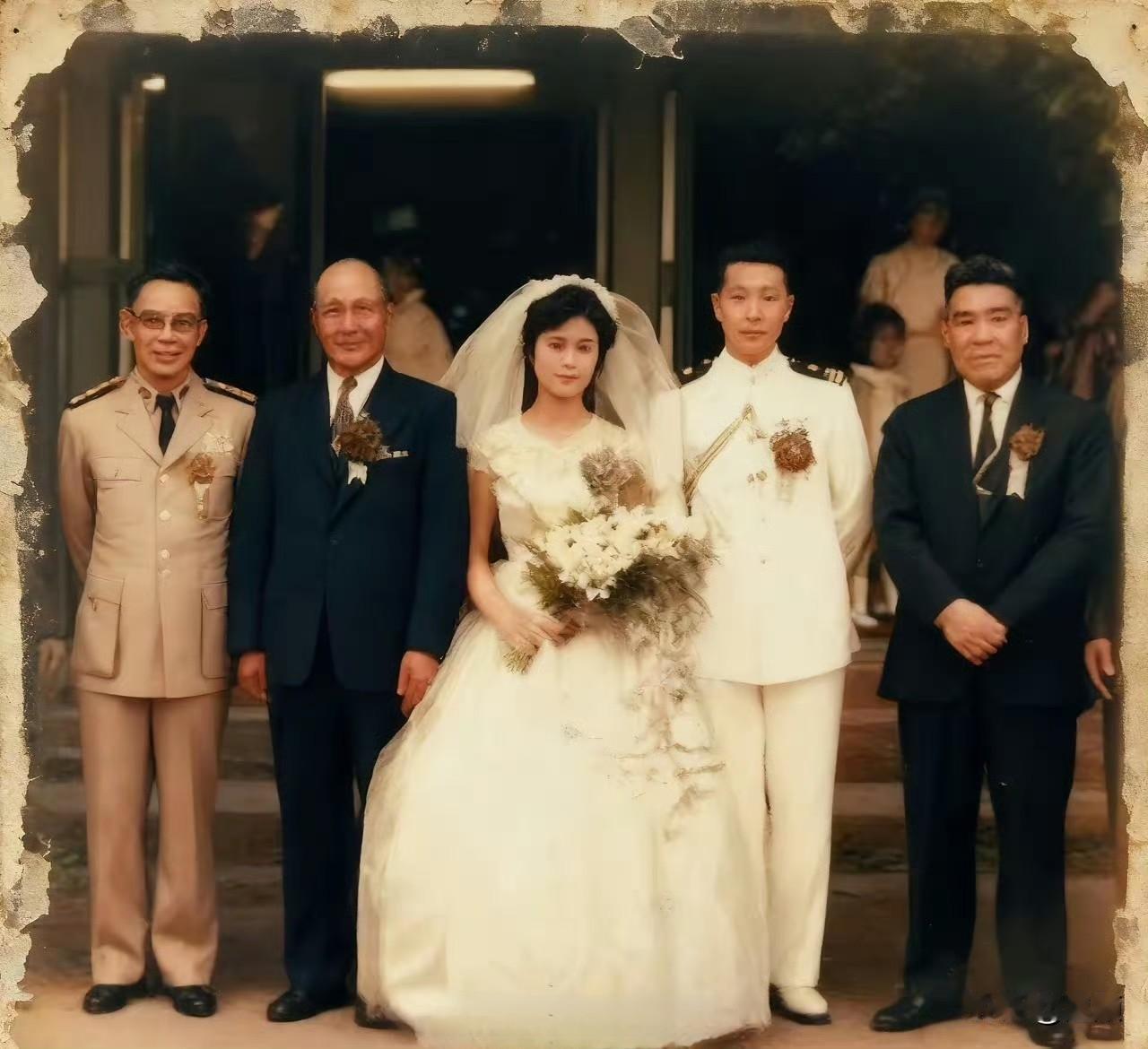 何应钦（左2），王叔铭（右1，国民党前空军总司令）在刘咏尧大儿子刘纬文的婚礼上合