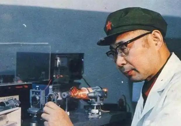 1971年，钱学森通过众多关系，在美国获得了激光陀螺的一些相关信息，送到国防科技