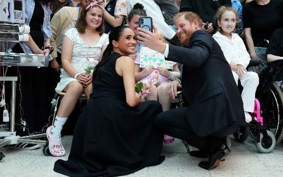 看到哈里在澳大利亚的笑脸，感觉哈里你还是承认吧，这才是你的舒适区。4月14日