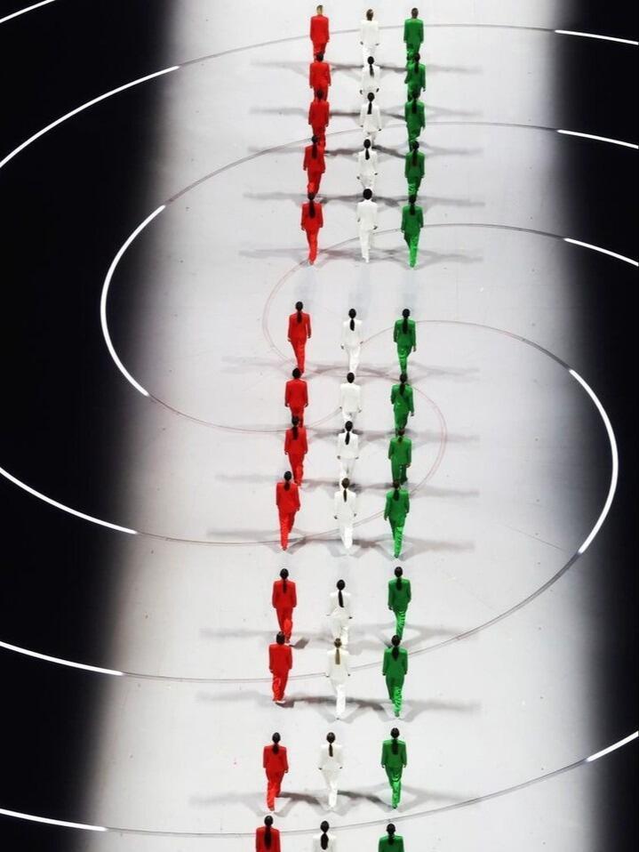 昨晚代表意大利交接国旗的超模VittoriaCeretti是小李子未婚妻。意大