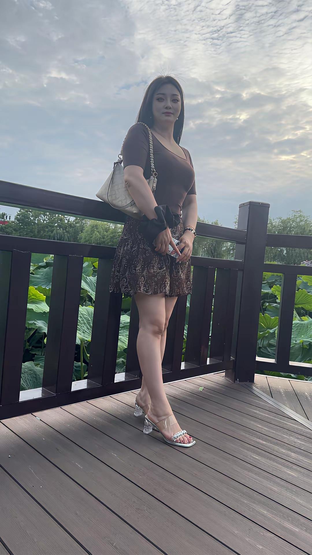 体制内，不要逼自己“会来事”北师大教授蒙曼在《岩中花述》和鲁豫对谈时，谈及