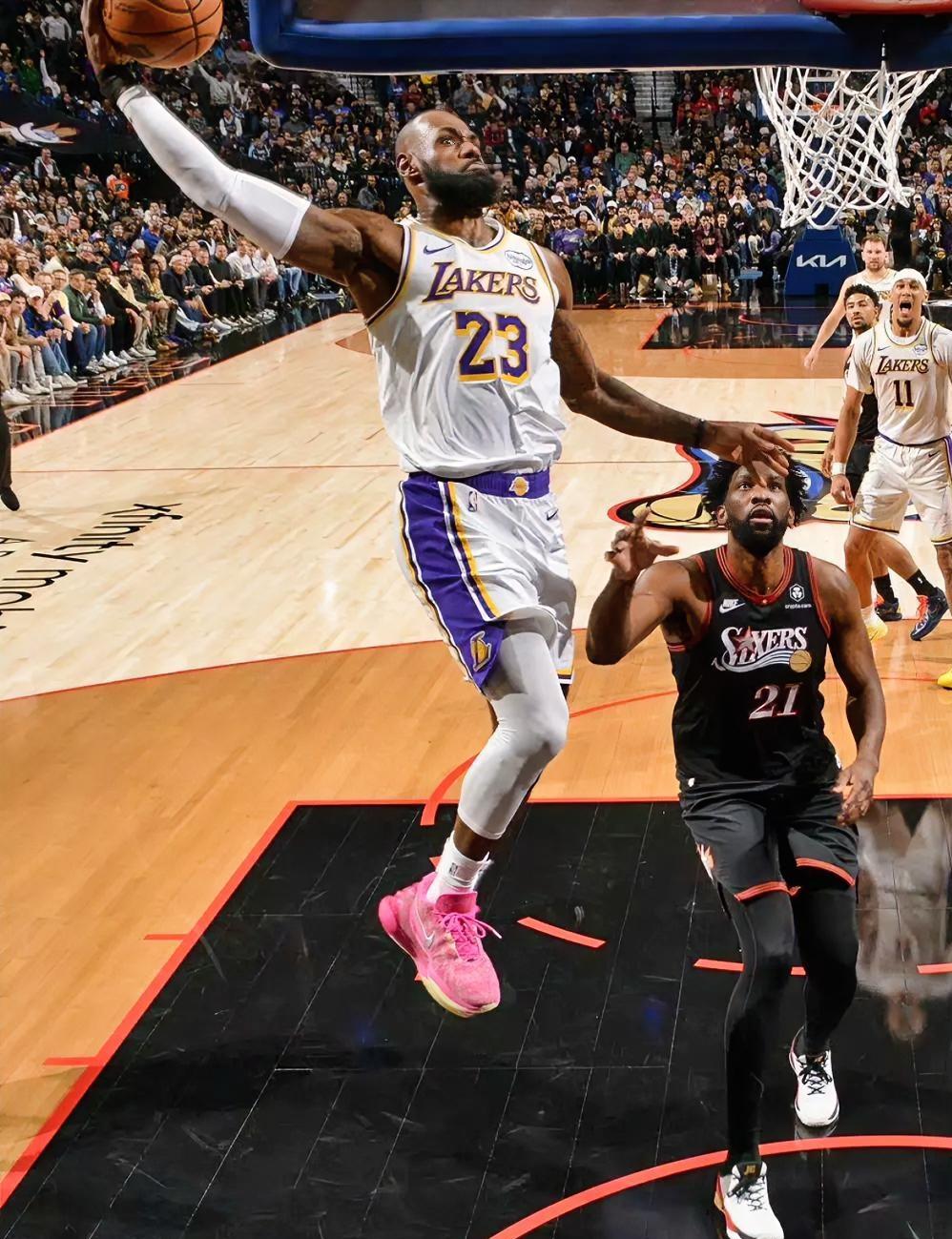 霸气侧漏，湖人112-108险胜76人队，这3位湖人球员成了赢球最大功臣！1